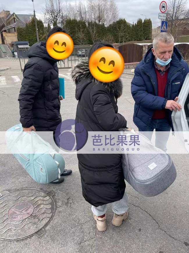 Q先生夫妻帶著雙胞胎試管寶寶到大使館辦理旅行證