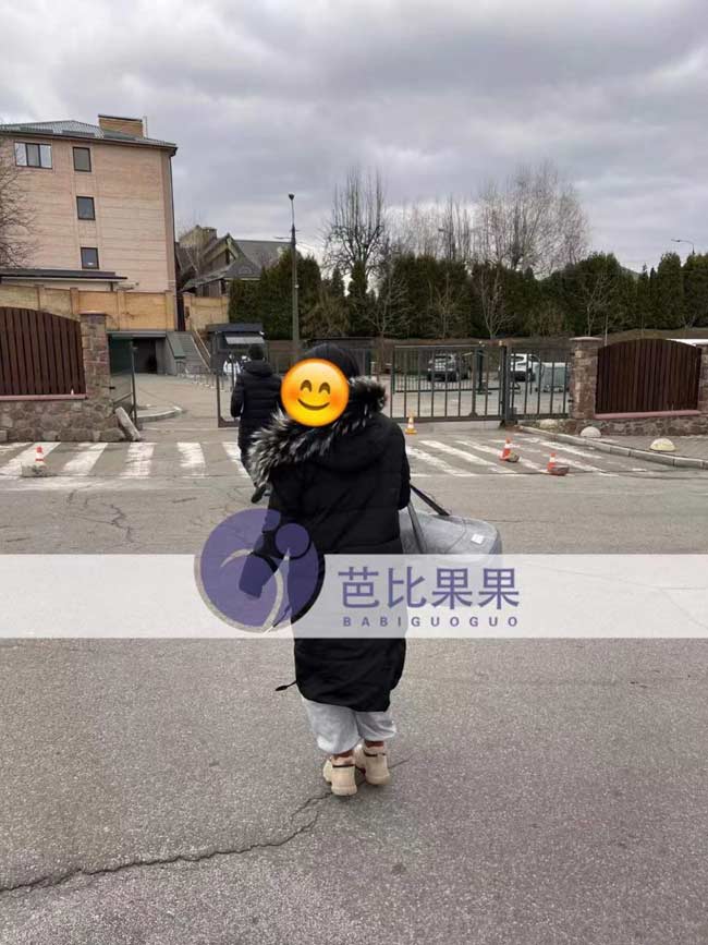 Q先生夫妻帶著雙胞胎試管寶寶到大使館辦理旅行證