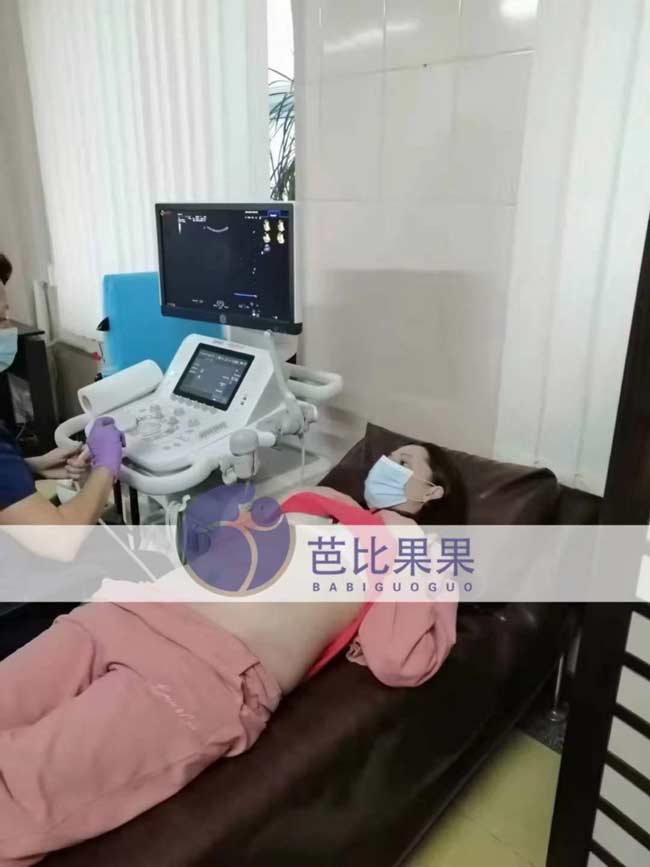 w女士家的烏克蘭照B超腹內倆個胎寶寶發(fā)育情況良好