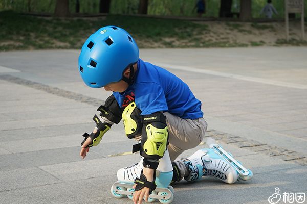 后悔讓4歲孩子學(xué)輪滑有原因，并非全是年齡小腿易變形惹的禍 ...