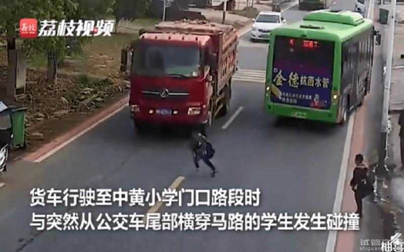 江西一小學(xué)生飛奔過馬路被撞身亡，年僅7歲，系“鬼探頭”